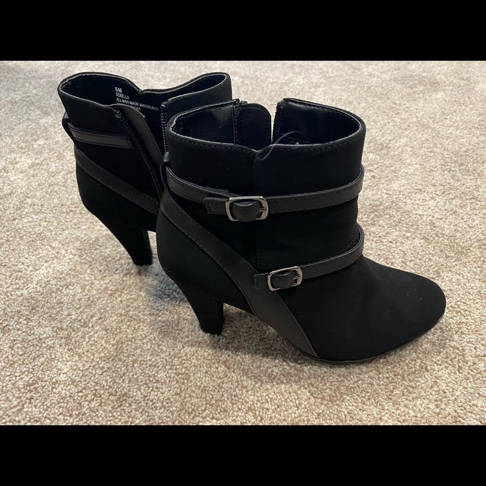 Like new boots. Black. Worn once. Size 6